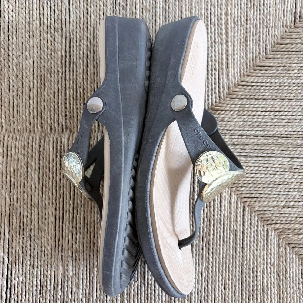 Crocs Sanrah Hammered Circle Wedge Flip Flop Sandals Women Sz 11 Espresso Gold - Picture 6 of 9